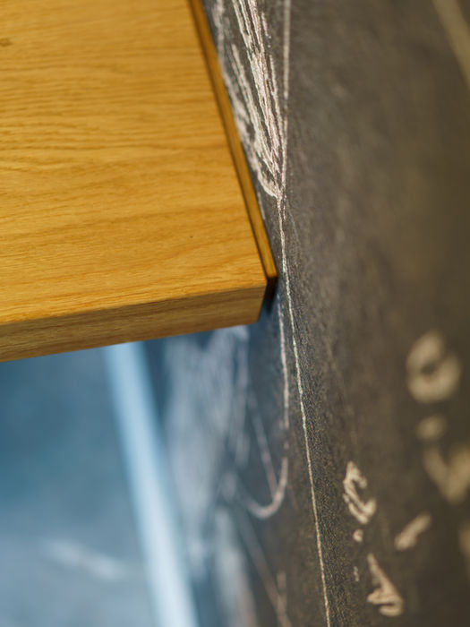 Eckdetail des Waschtischs mit Holzauflage, Schattenfugendetail am Wandanschluß, Interiordesign von NIC interior.
