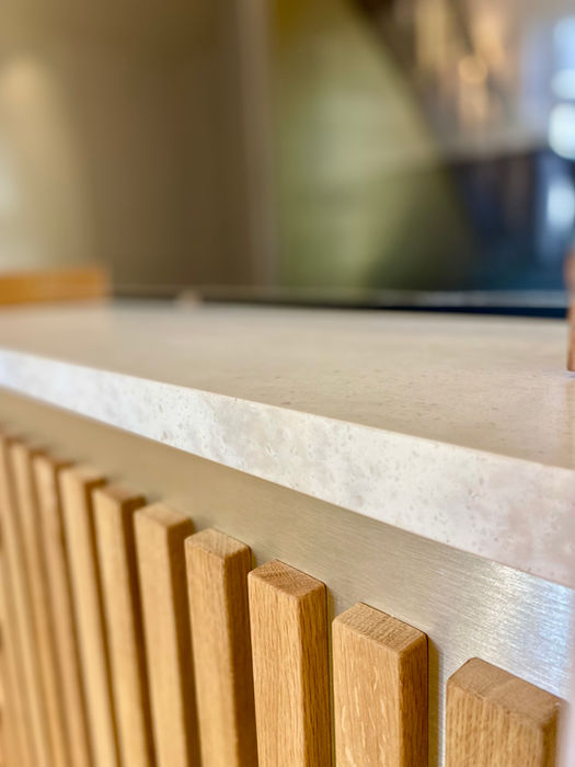 Detailaufnahme von Thekenkante aus Holz und Stein, präzise Verarbeitung, NIC interior.