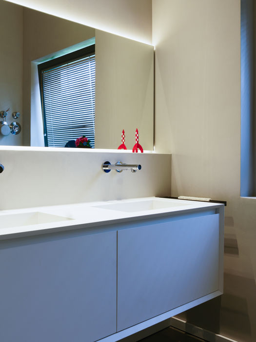 Bad mit zwei Waschbecken, indirekter Beleuchtung und Fensterbankdeko, Entwurf von NIC interior.