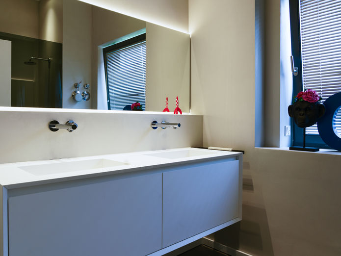 Bad mit zwei Waschbecken, indirekter Beleuchtung und Fensterbankdeko, Entwurf von NIC interior.