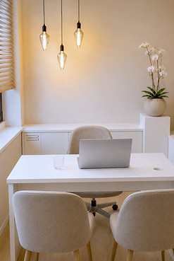Spreekkamer inrichting en praktijkruimte interieur in een fysiotherapiepraktijk met een rustige sfeer