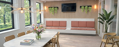 Huisartsenpraktijk met een rustgevend interieurontwerp en inrichting voor de wachtruimte, gangen en entree