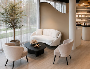 Wachtruimte van een luxe schoonheidssalon inrichting met een rustige, gastvrije sfeer