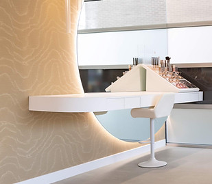 Interieuradvies en interieurontwerp voor een beautysalon met stylinghoek, ronde spiegel en warme materialen