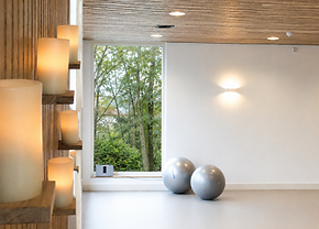 Natuurlijke inrichting voor een fysiotherapiepraktijk met een stilteruimte, yogaruimte en Qigongruimte