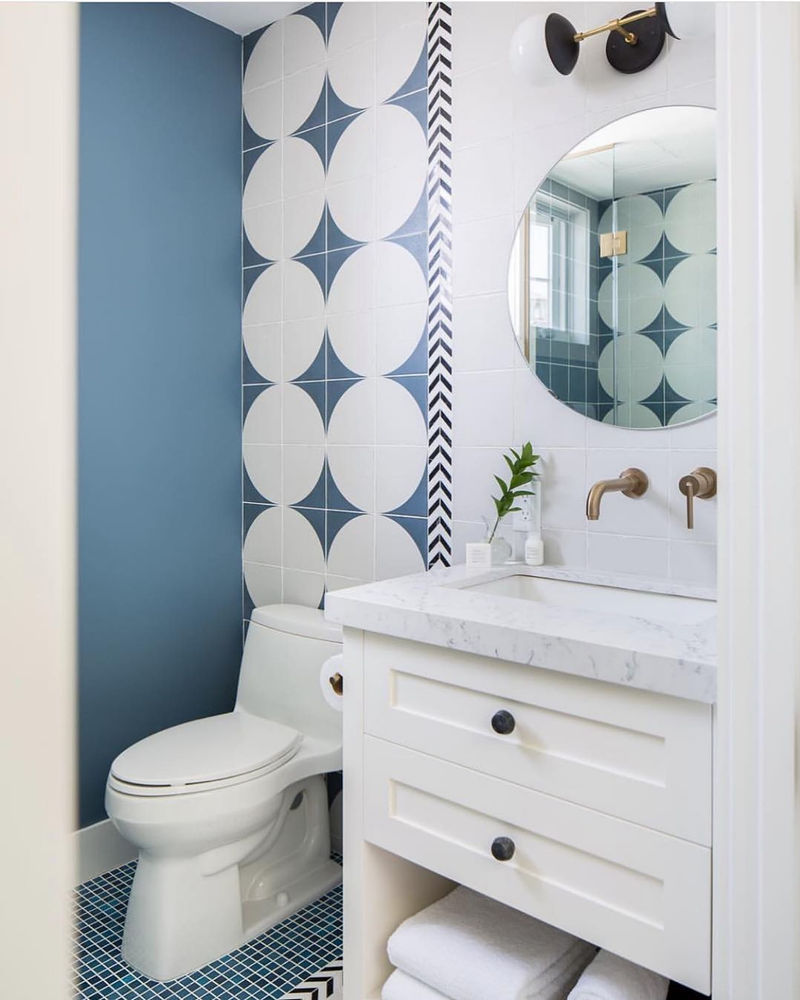 Mezcla de azulejos en el cuarto de baño