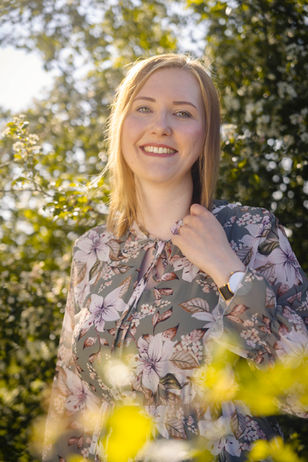 Portrait einer Frau im Wald