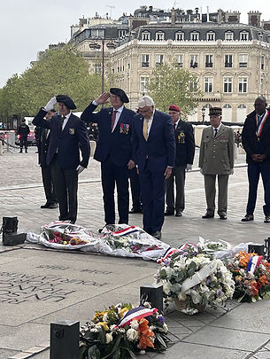 07 - Salut devant la tombe du Soldat inconnu bdf.jpg