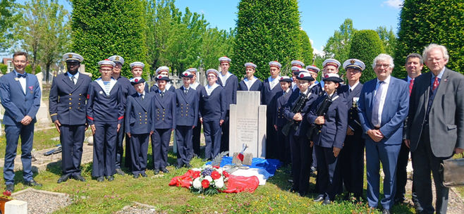 Autorités civiles et militaires ont rendu hommage au Matelot Monfort.jpg