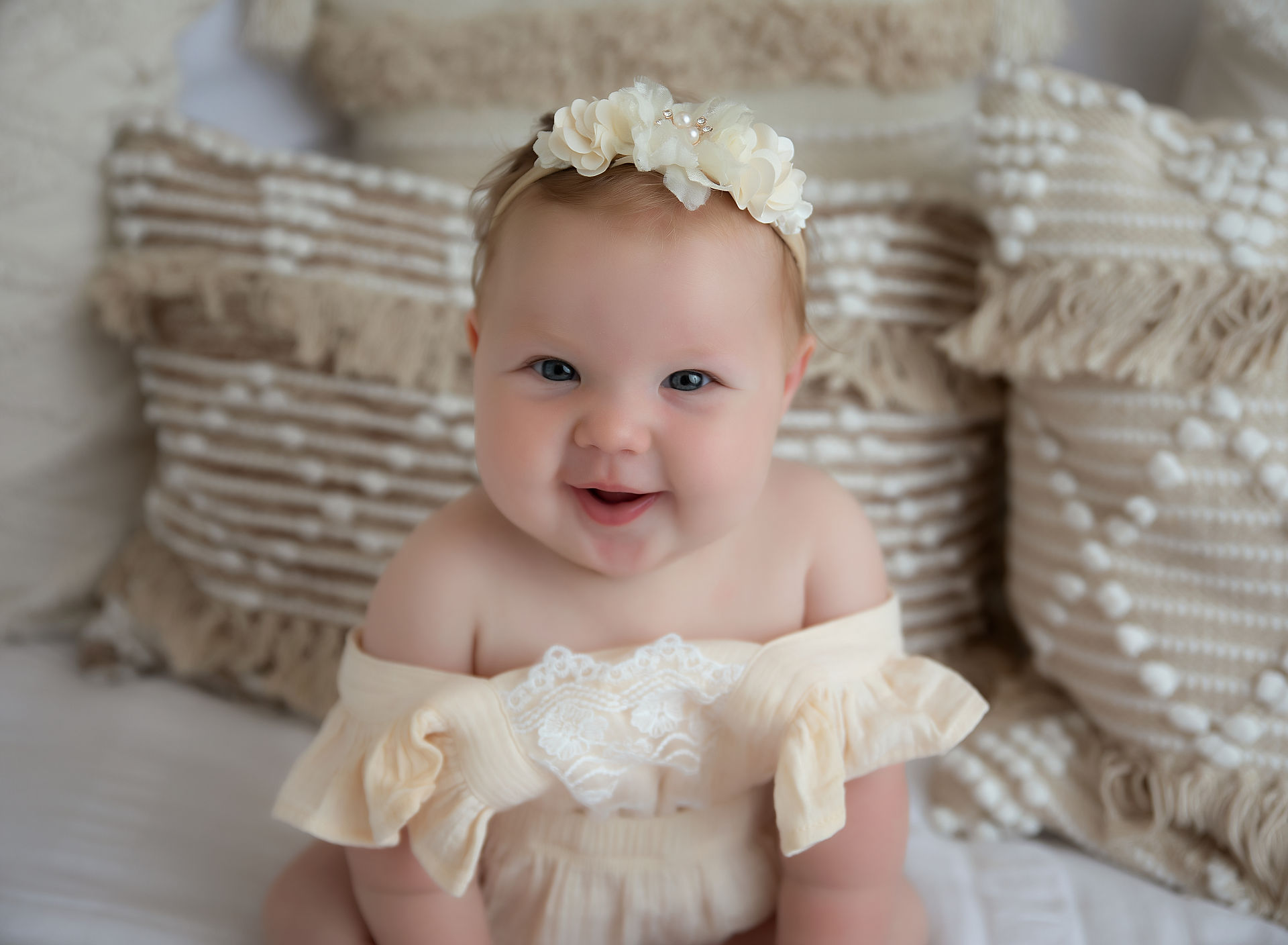 6 month milestone pictures in burnsville minnesota with elsiebel photography