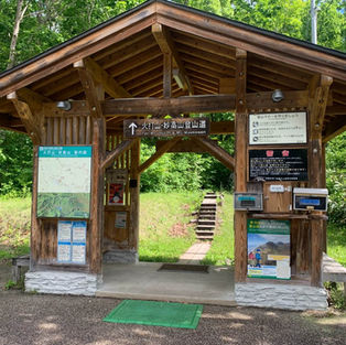 A rest area with maps and information for hikers climbing Mt. Hiuchi & Mt. Myoko