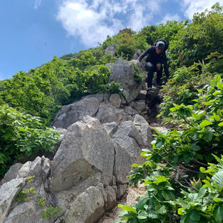 Descending steep trail and large rocks from the summit of Mt. Amakazari