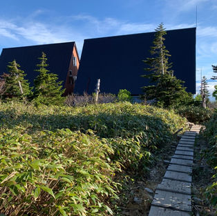 The beautiul Koya-ike mountain hut near Mt. Hiuchi