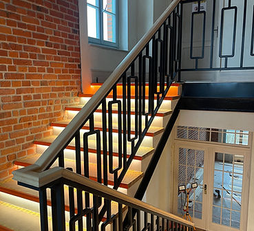 Ekskluzywne schody stalowe i balustrady wewnętrzne w rezydencji premium - projekt indywidualny