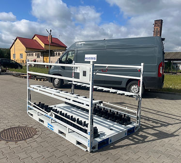 Seryjna produkcja metalowych palet logistycznych i koszy transportowych na hali produkcyjnej