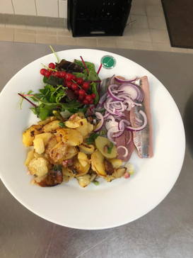 Matjesfilet_Bratkartoffeln_Salatgarnitur.jpeg
