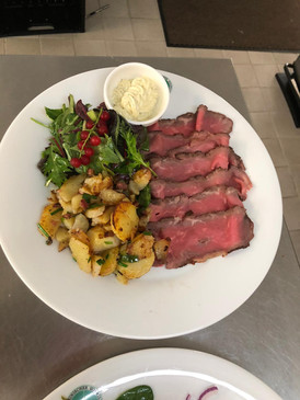 Rinderroastbeef_Bratkartoffeln_Salatgarnitur_Remouladensauce.jpeg