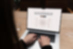 Cliente da Longeva Investimentos acessa o site por meio de um dispositivo móvel para explorar as soluções de assessoria de investimentos personalizadas para o perfil Unique, com seleção de ativos, plano de investimentos, assessoria em RV, suporte operacional dedicado, monitoramento de portfólio, rebalançamento de portfólio, eventos exclusivos Longeva e XP, planejamento financeiro, patrimonial e sucessório, conta digital e cartão de crédito.