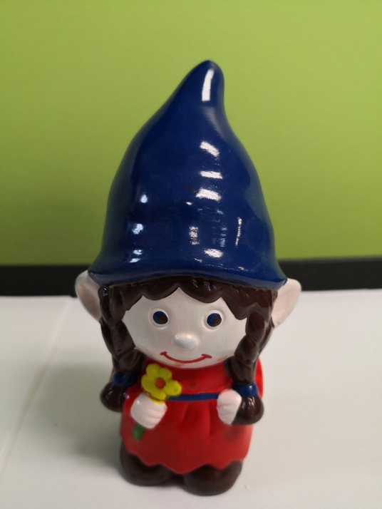 Little girl, big hat