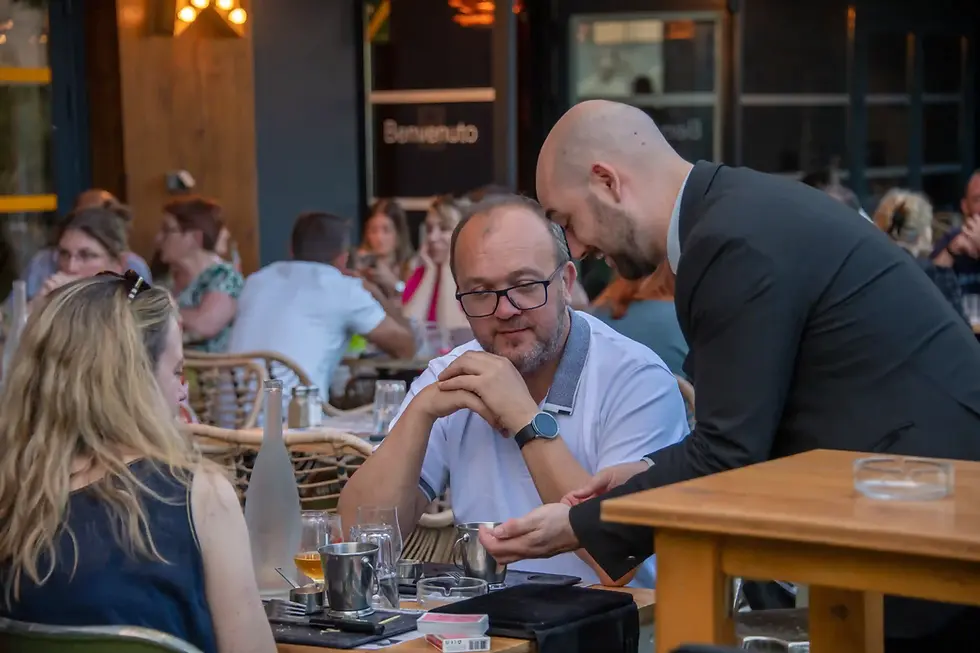 Magnus en plein close-up de magie à Agen.