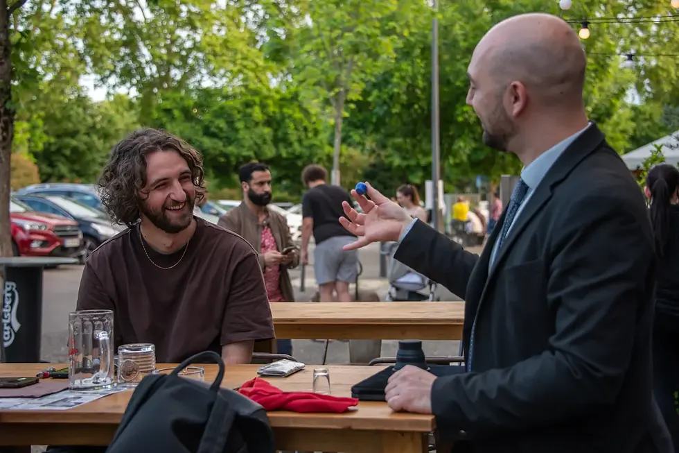 Regard complice entre un spectateur et Magnus magicien dans le Gers