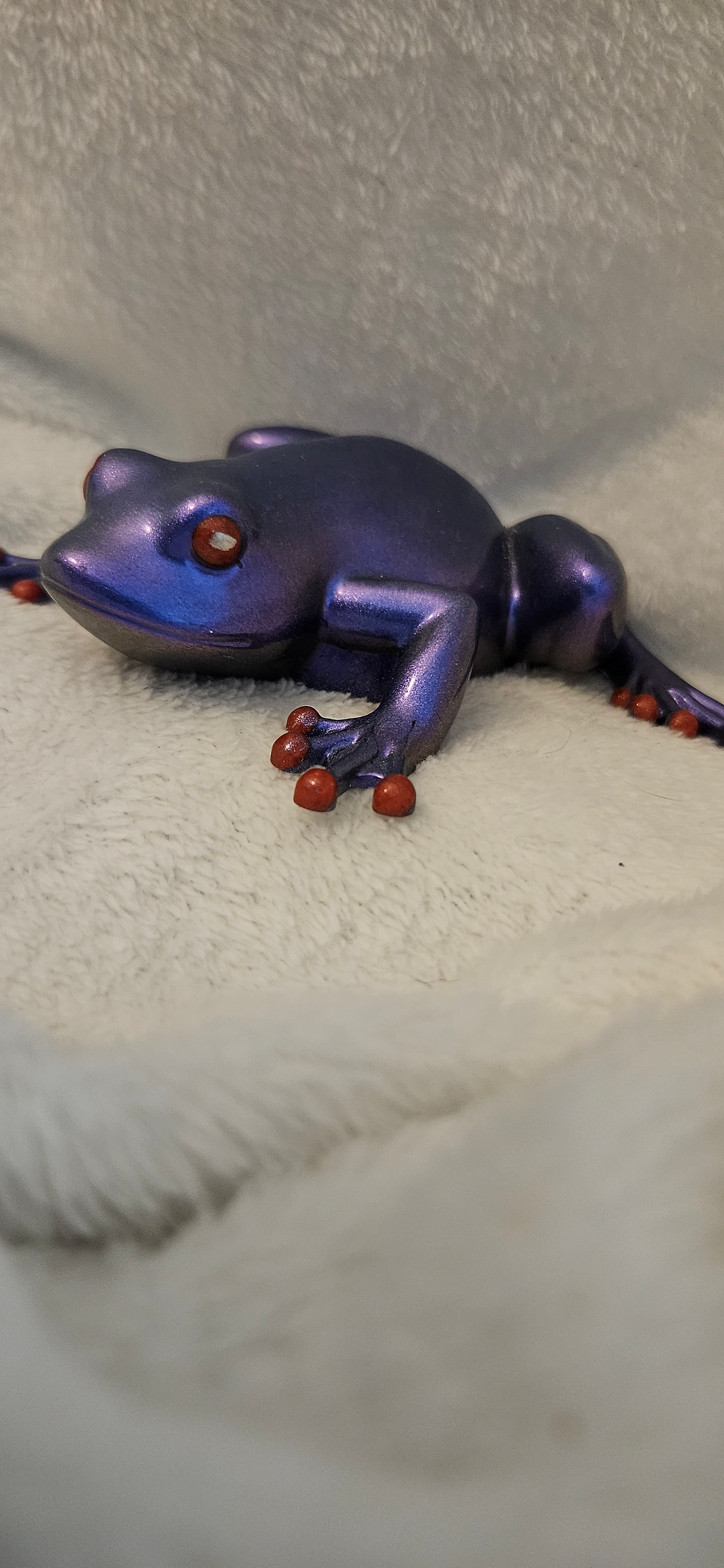 Thumbnail: Blue Gray red toed frog