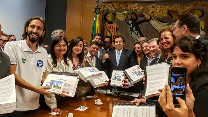 Pesquisadores entregam 1 milhão de assinaturas pelo CNPQ, ao presidente da Câmara
