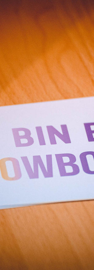 Detailfoto eines Flyers auf einem Tisch liegend - auf dem Flyer steht "Ich bin ein Knowbody". Fotografiert von Stefan Klenke.