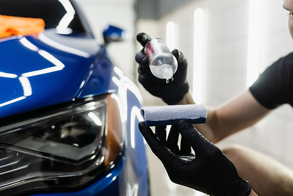 proceso-verter-liquido-ceramico-botella-sobre-esponja-aplicar-nanocapa-protectora-automovi