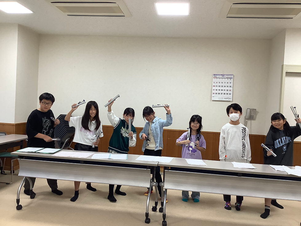 トーンチャイムの練習をしている4、5年生の生徒さんたち