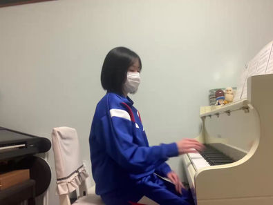 卒業式の合唱伴奏に取り組んでいる中学生の生徒さん