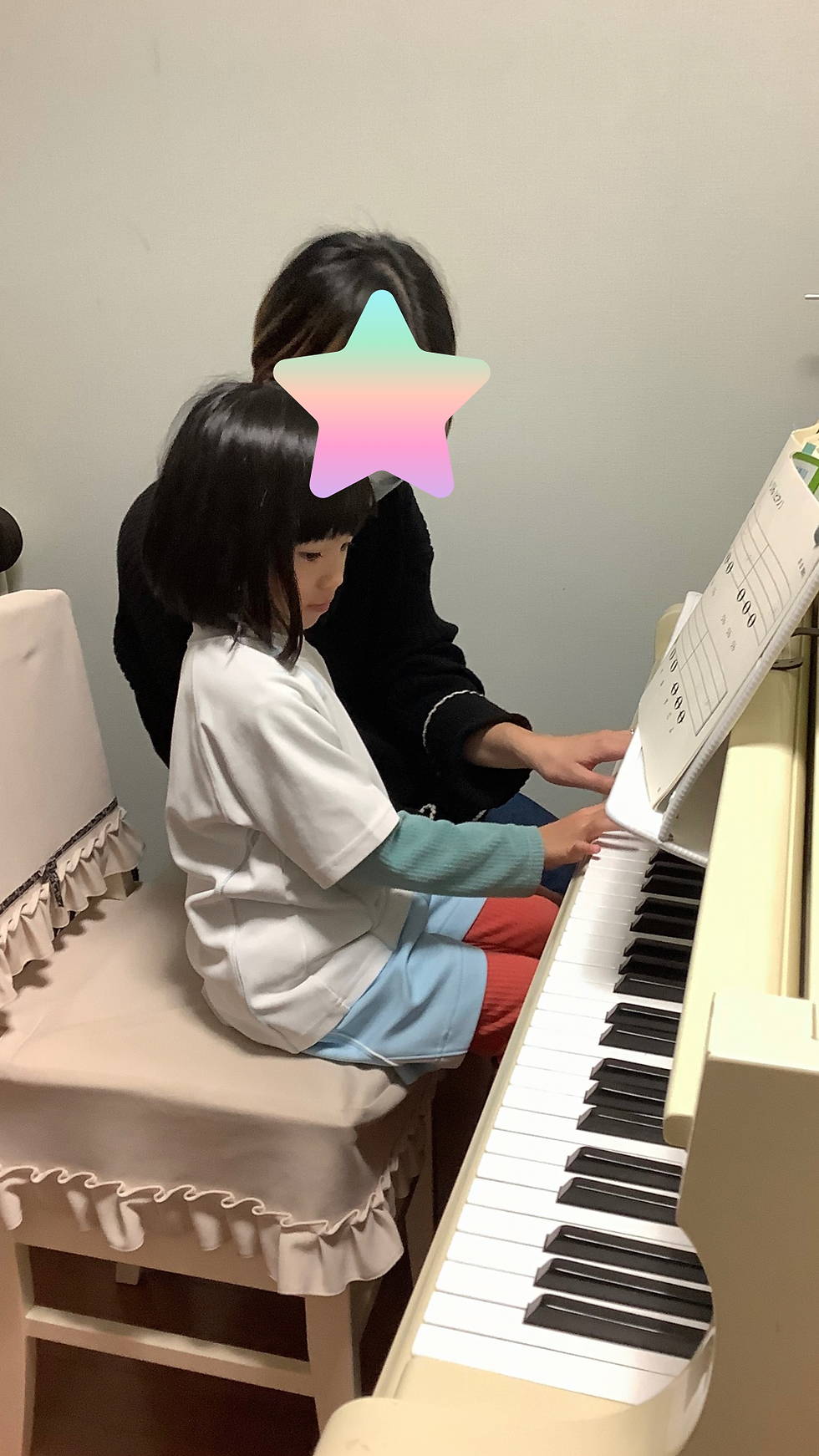 親子で連弾の練習をしている生徒さん