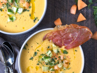 Gazpacho de melón con requesón y jamón ibérico