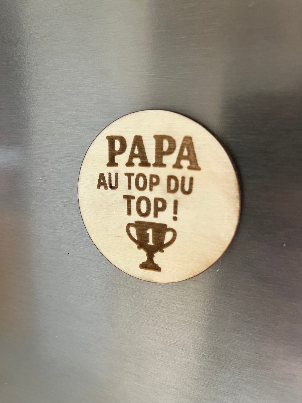 Miniature : magnet en bois gravé "PAPA au top du top" avec une coupe n°1