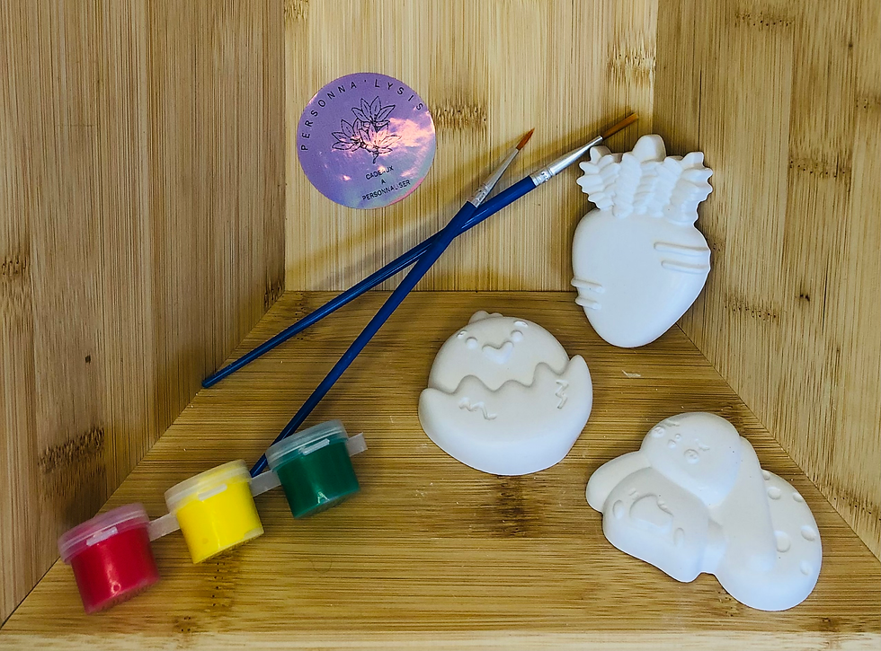 Miniature : kit de peinture en jesmonite composé de 3 figurines de pâques avec 2 pinceaux et 3 petits pots de peinture