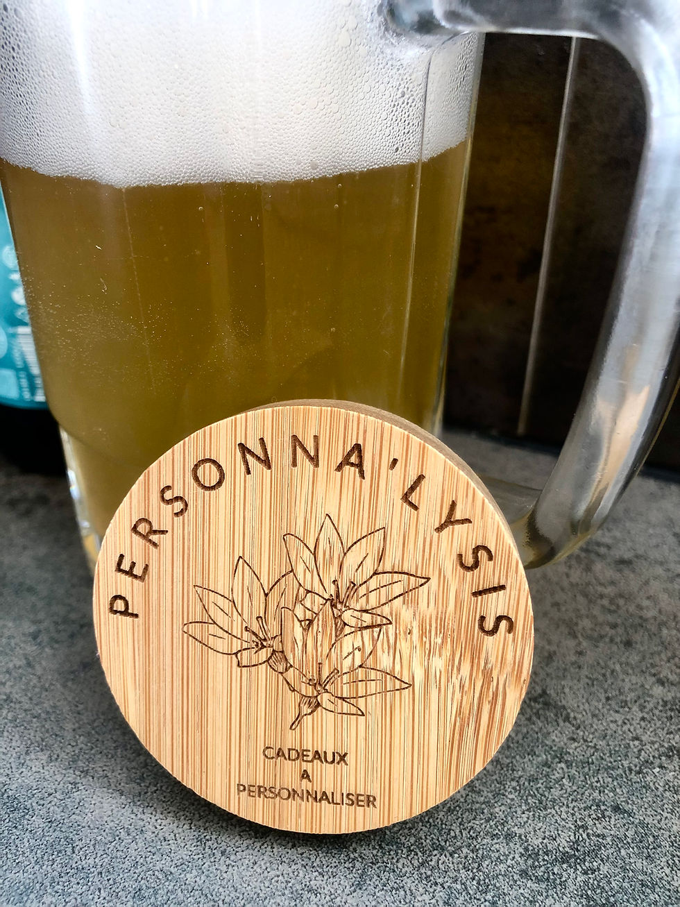 décapsuleur en bambou personnalisé présenté avec un verre de bière rempli