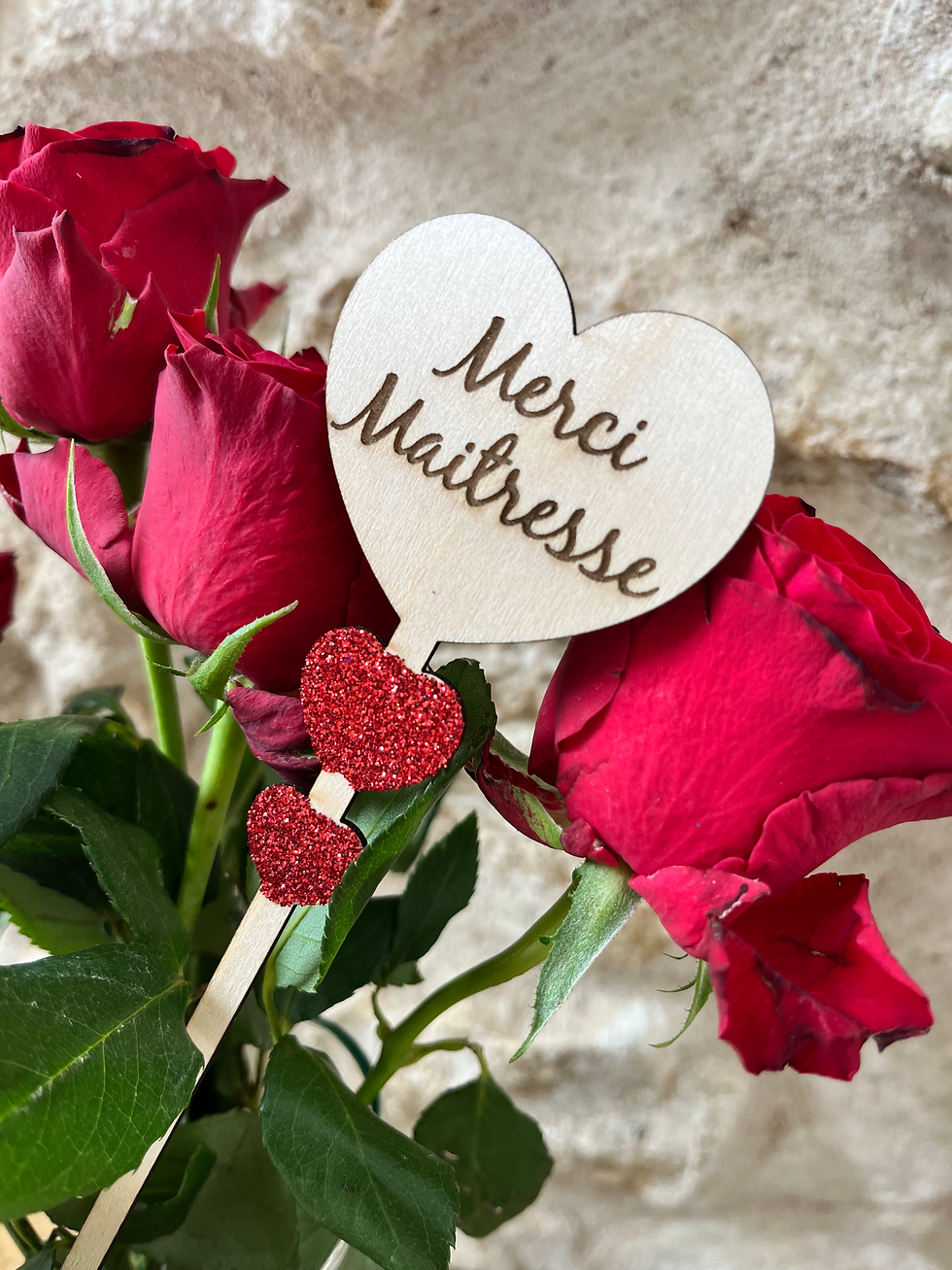 Miniature : Pics à fleurs en bois en forme de cœur, gravés avec des messages comme “Merci Nounou” ou “Super Maître”, décorés de cœurs pai