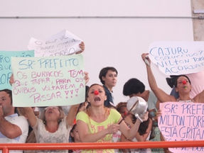 Entrega de ginásio no Nilton Torres é marcada por protestos e confusão - Diário de Sorocaba