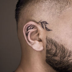 Тату на вухах: стильні штрихи для любителів унікальних деталей