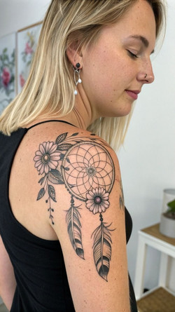 	символ ловця снів з пір'ям у татуюванні