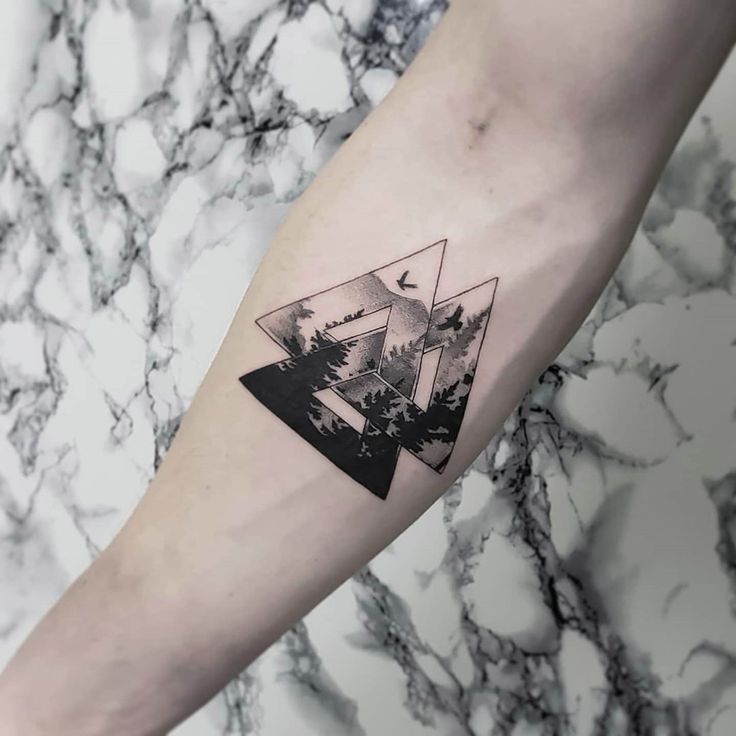 Тату валькнут із силуетами лісу та птахами у графічному стилі на передпліччі