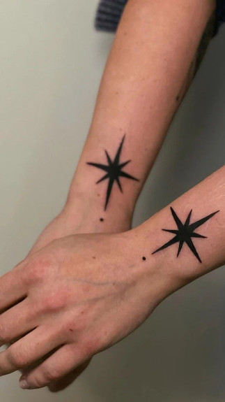 Парне тату з чорними зірками на зап’ястях — простий і символічний мотив.