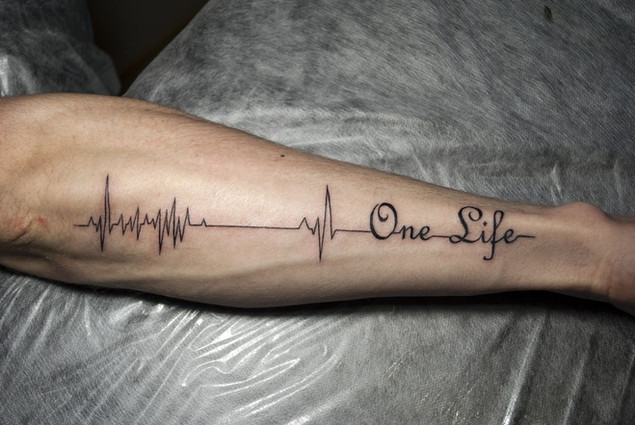 тату кардіограма з написом