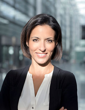 Frau mit einer schwarzen Jacke