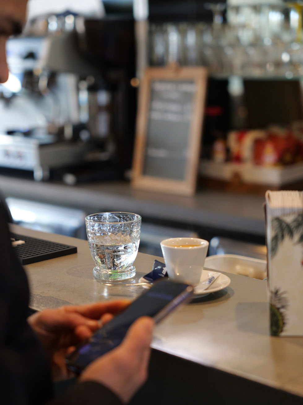 Café servi au comptoir du Charlemagne à Béthune