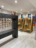 Magasin d'optique moderne, présentoirs remplis de diverses lunettes élégantes.