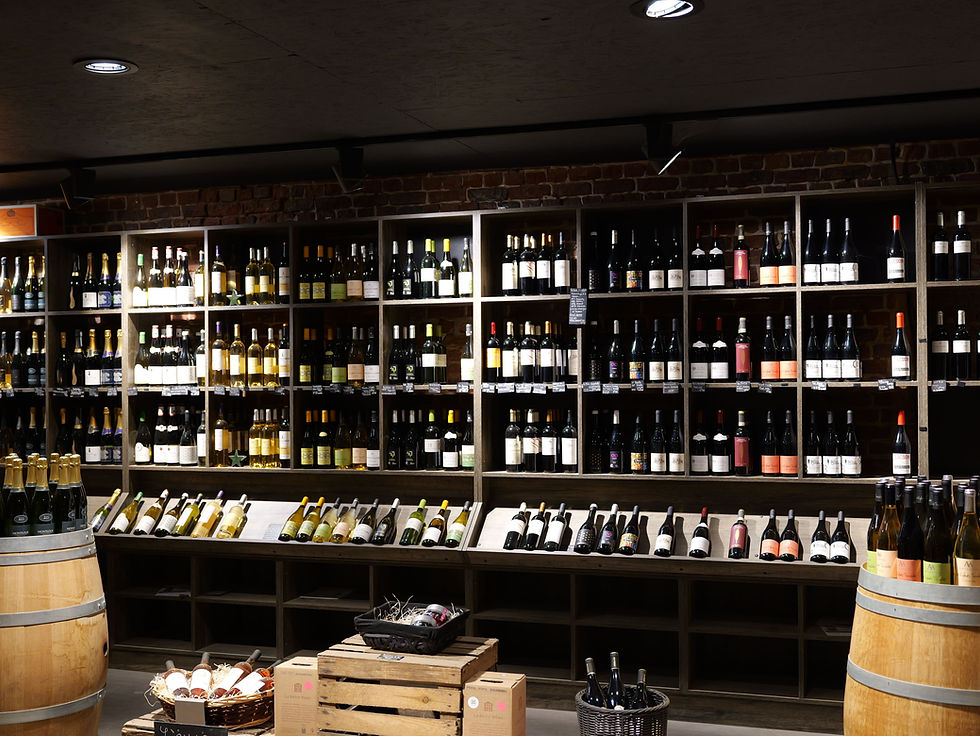 Bouteilles de vin sur des étagères d'une cave accueillante et bien achalandée.