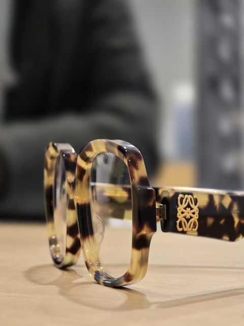 Élégantes lunettes écaille de tortue, monture épaisse, posées sur table.