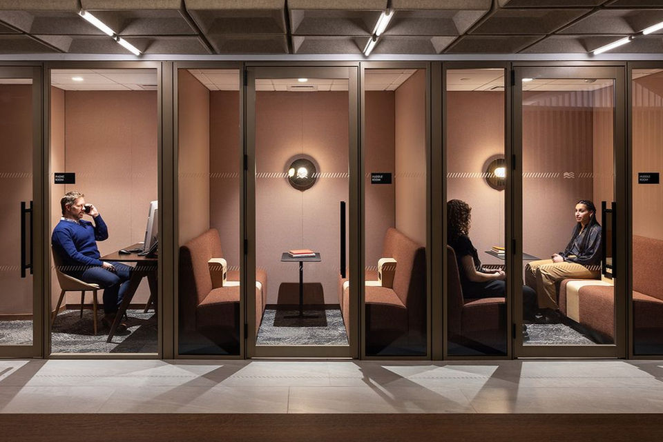 Flexible office environments combining modular layouts, integrated AV systems and smart control to support hybrid work, collaboration and future growth