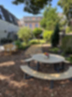Tuin van Quinton House Utrecht met picknicktafel en jeu de boules baan